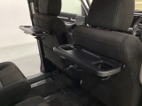 運転席・助手席の背もたれには、2列目シート用にカップホルダー付きの「格納式のシートバックテーブル」を装備しています。休憩時のちょっとした時間などカップを置いたり、小物置きに使えて便利です。