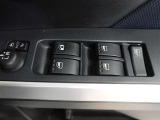 運転席のパワーウインドスイッチで全席窓の開閉・ロック操作ができます。