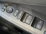各席のパワーウインドウを手元で操作可能。使い勝手の良い設計です。