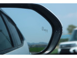 隣車線を走る車両をレーダーで検知し、ドアミラーでは確認しにくい後側方エリアに存在する車両に加え、急接近してくる車両も検知します。車両を検知するとドアミラーに搭載されたLEDインジケーターが点灯します。