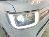 白く明るい光で夜間走行をサポートするLEDヘッドランプを搭載