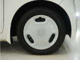 ◆純正ホイール装着車◆シンプルなデザインのホイールキャップ付きです。