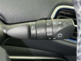 【オートライト】車外の明るさに応じて、自動的にライトの点灯・消灯をしてくれます。