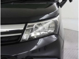 <LEDヘッドライト>白く明るい光で夜間走行の安心を高め、低消費電力で低燃費にも貢献します。バルブ寿命も長いので安心ですね!