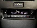 2列目もAUTOエアコンですので、温度設定するだけで後は車が管理してくれます。快適な室内空間です!