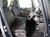 フロントシートはベンチシートです、運転席と助手席の移動が簡単です。 また運転席シートの高さも調整できます。
