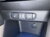 運転席/助手席シートヒータースイッチとメディアプレイヤー接続端子です。