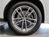 【BMWアロイホイル】軽量かつ強度に拘ったアロイホイル。走行性能ポテンシャルを引き出す設計。車の足元を引き締めてくれる大きなポイントはアロイホイルです。