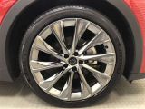 21インチ純正アルミホイール(225/45/R21)装着です。ノイズリダクションアルミホイールなので、ロードノイズを拾いにくく、静粛性に寄与します!