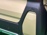車の四隅にセンサーを施し死角になりやすい左右前後方向の障害物を感知することで、縦列駐車や車庫入れをサポートするコーナーセンサーが付いてます