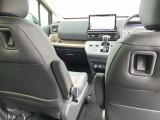 運転席と助手席のシートバックにUSB端子があります。スマートフォンなどの充電が可能です