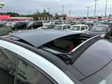 【パノラマルーフ】車内の解放感が一気に上がる大型パノラマルーフに調光機能がプラス!日差しが強い時、シェードを閉めなくてもガラスの透明度を調整することで心地よい明るさに♪