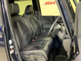 乗降がしやすい運転席。高さが調節できて小柄な方でも運転しやすいポジションをとることができます。