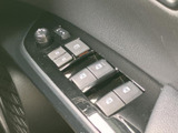 視認性の高いスイッチ配置で、安全な運転をサポートします。操作も直感的で、誰でも簡単に使いこなせるでしょう。スムーズな操作感が快適なドライビングを演出します。