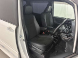 運転席と助手席です。クリーニング専門のスタッフにより隅々まできれいに仕上げております。乗り出しから気持ちよくお使いいただけます。