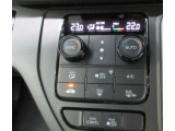 オートエアコンは左右席で独立温度コントロールが可能です。運転席はキンキンに冷やして助手席はマイルドにと言った設定が可能です。暑さ寒さでケンカすることもなくなりますね。