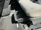 サクラの助手席アンダーボックスは、座席下にある隠し収納スペース。貴重品や大きな荷物もスッキリと収納でき、車内が広々と使えます。必要な時にすぐにアクセスでき、便利さを提供します。
