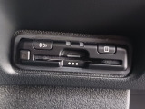 高速道路のご利用時にとても便利なETC車載器付。セットアップをしてからお渡ししますので、あとはETCカードを差し込むだけで、わずらわしい料金所での現金支払いが不要となりスムーズに通過できますよ。