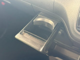 【ドリンクホルダー・センター】運転席からも助手席からも手の届く位置にありどちら側からでも使うことができます。スライド式なので使わないときはスッキリ収納できます。