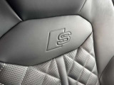 当店では、Audiの基準に基づく100項目にわたる納車前の法定点検・整備を無償で実施したうえで、ご納車しております。さらに当店では1年間の長期保証を無償付帯しております。