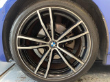 BMWならではの卓越した走りを支えるホイールと足回りです!日本車の走りに慣れている方にもぜひ体感して頂きたいほど、高いレベルでまとまっています!