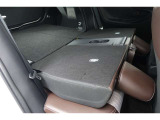 背もたれが倒れますので少々長い荷物も収納出来ますよ。