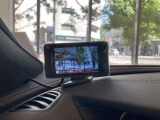 ユピテルの機器をダッシュボード上に装着しています。走行中の映像記録や情報表示に関する装備も、お車選びの確認ポイント。設定や記録媒体など、実車で確認できる内容をスタッフがご案内します。