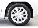 純正のホイールキャップが足元を飾ります!タイヤサイズは15565R14を装備しております!!