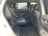 シートは跳ね上げ可能です!2列目を荷室として使うことも出来る便利な作りです。高さのあるものや積むように置きたいものは荷室よりも高さに余裕があるのでお勧めです