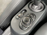 センターコンソール部のリモコンでApple CarPlayやオーディオなど、センターディスプレイの各種操作が可能です。