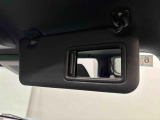 ちょっとした身だしなみチェックができるバニティミラー&チケットフォルダー付き運転席・助手席サンバイザーが付いてます