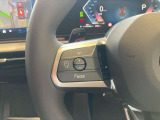 運転中にもオーディオの音量やFMの切り替えなどステアリングでの操作で切り替え可能なため、ステアリングから手を放す必要がない為、運転中でも操作が簡単でございます。