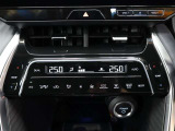 左右独立温度コントロールフルオートエアコンです。運転席、助手席それぞれで独立して温度設定ができます。冷え性の方が乗っても安心ですね♪