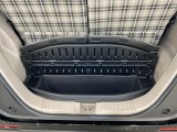 「N-BOX JOY」のトランク(荷室)は、後部座席を最大限にスライドすることで、ゆとりあるスペースを確保することができます。?開口部手前には、床下にも収納スペースがあります。
