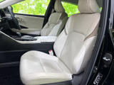 落ち着いた雰囲気のシートが、運転席の快適性を向上。細部のデザインにもこだわりが光ります。