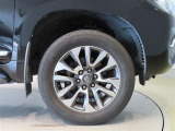 純正のアルミホイール装着車です。タイヤサイズは265/55R19です。
