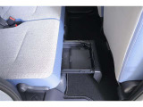 床に直接置きたくない荷物の収納に便利です!