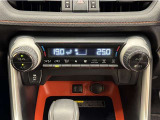 デュアルオートエアコン付きです。運転席・助手席でそれぞれ吹き出す風の温度や風量など自動調整してくれます。