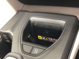 【置くだけ充電(縦置き)】スマートフォンなど対応する機器をワイヤレスで充電可能です。縦置きにすることで、使いやすさとスペース効率を高めています。