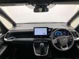 シンプルながら機能性あふれる運転席廻りです。視界性もよく、運転しやすいですよ。