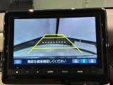 リバースギアに入れるだけで後方の表示へ切り替わります。夜間や雨の日の駐車も楽になりますよ。