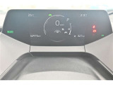 先進的なディスプレイ表示のスピードメーター。