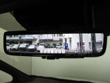 デジタルインナーミラー付き。後方視野角が広く、後席に同乗者、たくさんの荷物、天井からの後席モニターがあっても後方を確認しやすく安心です。