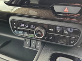 【オートエアコン】設定温度に合わせて自動で風量や風向きを調整し、車内を快適な温度に保ちます。