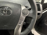 ステアリングスイッチ付きで、運転中に視線を前に向けたまま操作できます。