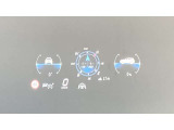 【ヘッドアップディスプレイ】車速やナビゲーションシステムのルート案内等の情報がフロントガラスに投影されます。運転姿勢をほぼ保ったまま情報を把握でき、安全運転に集中できます。