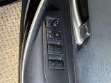 運転席側のフロントドアに全ドアのパワーウィンドウ開閉スイッチとウィンドウロックスイッチとドアロックスイッチと電動格納式ドアミラーの操作スイッチが有るので手元でミラー調整ができるので便利です。