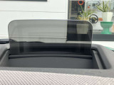 【ヘッドアップディスプレイ】現在の車速表示や目的地へのルート案内やメディア関連のリストを表示する事が可能です。視線移動を減らす事によりドライブに集中して頂けます。