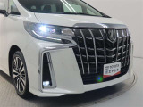 高輝度で点灯速度が速く、しかも消費電力の少ないLEDヘッドライトが装備されています!LEDの明るい光が走行中の視界の確保をサポートして、夜のドライブがより楽しく安全に運転できます♪