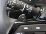 ◆減速セレクター◆ステアリングホイールの左右に取り付けられた2つのパドルスイッチで減速の強さを調整。 左側の「-」を操作すると減速を強く、右側の「+」を操作すると減速を弱くすることができます。